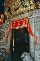 Das Innere des Kuan Yin Teng-Tempels in Georgetown auf Penang in Malaysia. Bild vom Dia. Aufnahme: M�rz 1989.