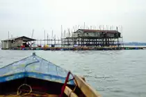 Schwimmendes Dorf vor Pontiac im Johor-Provinz in Malaysia. Bild vom Dia. Aufnahme: M�rz 1989.