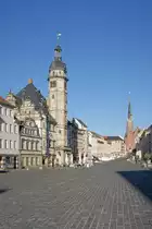 Zwischen 1562 und 64 wurde das Altenburger Rathaus im Stile der Renaissance erbaut und gilt heute als eines der bedeutendsten Renaissance-Rath�user Deutschlands. Am Ende des Marktplatzes ist die 1902-05 erbaute Br�derkirche zu sehen. (24.06.2016)