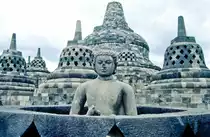 Auf der zweiten kreisf�rmigen Terrasse der Tempelanlage Borobudur auf Java. Bild vom Dia. Aufnahme: April 1989.