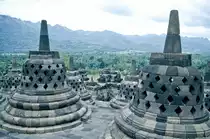 �Perforierte� Stupas auf Borobudur (auch Borobudur), eine der gr��ten buddhistischen Tempelanlagen S�dostasiens. Bild vom Dia. Aufnahme: April 1989.