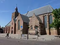 Leerdam, sp�tgotische Grote Kerk, erbaut von 1400 bis 1550, romanischer Kirchturm aus dem 13. Jahrhundert (09.05.2016)