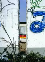 Ein Loch in der Berliner Mauer am Potsdamer Platz. Bild vom Dia. Aufnahme: April 1991.