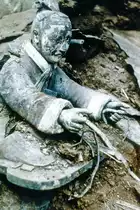 Soldat der Terrakotta-Armee im Mausoleum  etwa 36 Kilometer nord�stlich von Xi’an in Zentralchina.  Etwa 6000 Soldaten, die wenn man genau hinschaut, so aufgestellt sind, dass sie alle vier Himmelsrichtungen bewachen, k�nnen hier bestaunt werden. Aufnahme: Mai 1989. (Bild vom Dia).