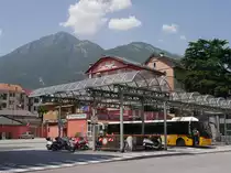 Busbahnhof / Autostazione, f�r Fu�g�nger gibt es eine Stra�enunterf�hrung direkt zum gegen�berliegenden Bahnhof / Stazione Ferroviaria ; Domodossola, 10.06.2014
