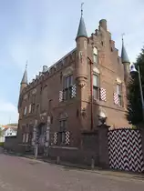 Zaltbommel, Huis van Maarten van Rossum in der Nonnenstraat, erbaut 1535 als Torbau f�r das nie gebaute Schloss f�r Maarten van Rossum, heute historisches Museum der Stadt (09.05.2016)