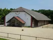 Freiburg, die gro�e Stall-Scheune auf dem Mundenhof, Freiburgs Haustierzoo, Juni 2014