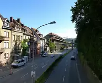 Freiburg, Blick vom Schwabentorsteg auf den vierspurigen Schlo�bergring, Juni 2014