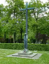 Freiburg, Hauptfriedhof, die Frauenfigur  Die Trauernde  von R.Engelmann auf dem Gr�berfeld f�r die Opfer der Fliegerangriffe im II.Weltkrieg, Mai 2016