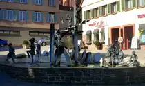 Weil der Stadt, der Narrenbrunnen am Speidelsberg in der Altstadt, errichtet 1986 vom Kunstschmid G.L�ngerer, Okt.2010