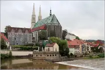 G�rlitz. Die Peterskirche thront �ber der Nei�e mit der Vierradenm�hle. Links daneben ist das Waidhaus, der �ltestes erhaltene Profanbau der Stadt, zu sehen. Aufgenommen von der Altstadtbr�cke ins polnische Zgorzelec. 20.06.2016