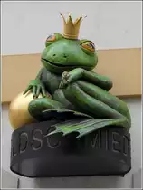 Bautzen. In der Heringstra�e macht ein Goldschmied mit diesem Froschk�nig an der Fassade auf sich aufmerksam. 22.06.2016