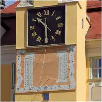 Bautzen. W�hrend die Uhr am 22.06.2016 die Mitteleurop�ische Sommerzeit anzeigt kann man an der Sonnenuhr die Mitteleurop�ische Zeit ablesen. Welche Uhr die Zeit exakter anzeigt, habe ich nicht �berpr�ft.