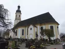 Lenggries, St. Jakobus Kirche, barocker Saalraum mit eingezogenem Chor und westlichem Zwiebelturm, Chor im Kern sp�tgotisch, Langhaus 1721/22 von Adam Schmidt
(17.04.2016)