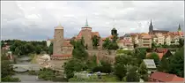 Bautzen. Panorama mit v.l. dem wei�en Turm der Ortenburg im Hintergrund, der Alten Wasserkunst, dem Turm der Michaeliskirche, dem Wasserturm, dem Turm des Doms St. Petri und dem Turm des Rathauses. Aufgenommen von der Friedensbr�cke am 22.06.2016.