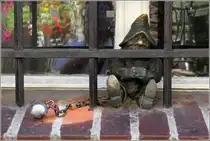 Breslau. Auf Bronzezwerge st�sst man in der Innenstadt h�ufiger. Hier steckt einer im ehemaligen Gef�ngnis in der Wiezienna. 23.06.2016