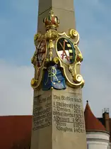 Detail von der Kurs�chsischen Postmeilens�ule aus dem Jahr 1727 in Nossen; das Monogramm AR bedeutet: Augustus Rex, also K�nig August (der Starke) von Sachsen und Polen, daher die beiden Wappen;  die Zeitangaben f�r die jeweiligen Distanzen verstehen sich f�r Reisen mit der Postkutsche; 28.10.2007
