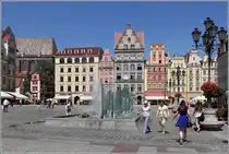 Breslau. Blick zu den Geb�uden an der Nordseite des Rings. Davor ein moderner Brunnen. 23.06.2016