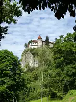 Bled (Veldes), Blick zur Burg, 140m hoch �ber dem See, die erstmals 1011 erw�hnte Burg z�hlt zu den �ltesten Bauwerken in Slowenien, Juni 2016