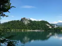 Bled (Veldes), Blick �ber den Bleder See zur Burg und Kirche St.Martin, Juni 2016