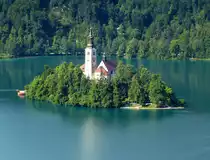 Bled, Teleblick von der Burg zur Insel im Bleder See mit der Marienkirche, Juni 2016
