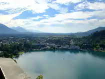 Bled, Blick von der Burg auf den Luftkurort, mit der Uferpromenade und den gro�en Hotels, Juni 2016