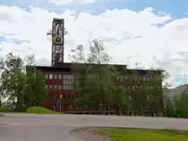 22. Juni 2016, das Rathaus von Kiruna mit dem Glockenturm. Das Rathaus wird in K�rze abgerissen, der Turm wird jedoch separat demontiert und soll dann auf das neue Rathaus in der neuen Stadt Kiruna wieder aufgebaut werden. 