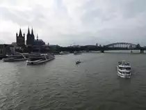 K�LN-WELTSTADT AM RHEIN mit Dom und Hohenzollernbr�cke,hier am 16.7.2016-
die Schiffe bereiten sich auf die Parade f�r die  K�lner Lichter  vor....
