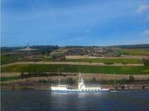  Blick von der F�hre auf das Niederwald-Denkmal bei R�desheim am 25.10.2006.
Im Vodergrund: die Bingen-R�desheimer Personenf�hre.
