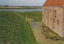 Wassergraben am Mittelalterburg Sp�ttrup Slot auf der Halbinsel Saline. Bild vom Analogfoto. Aufnahme: Juli 2003.