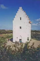 Die versandete Kirche St. Laurentius (d�n. �Den tilsandede Kirke�) ist eine vielbesuchte Sehensw�rdigkeit s�dwestlich von Skagen im n�rdlichen J�tland. Aufgrund starker Versandung wurde das Kirchenschiff 1805 abgerissen. Der Kirchturm blieb jedoch zun�chst als Seezeichen erhalten und kann besichtigt werden. Bild vom Negativ. Aufnahme: Mai 1990.