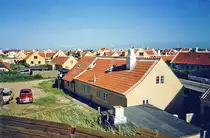 H�user in der d�nischen Stadt Skagen sind traditionell ocker verputzt, das rote Ziegeldach wird von au�en wei� verfugt. Bild vom Negativ. Aufnahme: Mai 1990.
