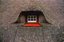 Reetdach mit Fenster im Dr.-Carl-Haeberlin-Friesen-Museum in Wyk auf F�hr. Bild vom Negativ. Aufnahme: Juli 1999.