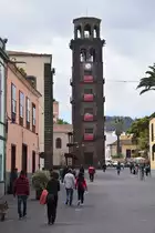 SAN CRIST�BAL DE LA LAGUNA (Provincia de Santa Cruz de Tenerife), 29.03.2016, Blick von der Calle Obispo Rey Redondo auf den Turm der Iglesia-Parroquia Matriz de Nuestra Se�ora de La Concepci�n (im benachbarten Santa Cruz de Tenerife gibt es ebenfalls eine Kirche mit diesem Namen)