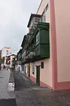 SANTA CRUZ DE LA PALMA (Provincia de Santa Cruz de Tenerife), 31.03.2016, H�userreihe an der Avenida Mar�tima