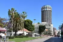 LAS PALMAS DE GRAN CANARIA (Provincia de Las Palmas), 03.04.2016, am Parque de Santa Catalina; der  �berragende  Turm beherbergt das AC Hotel Gran Canaria