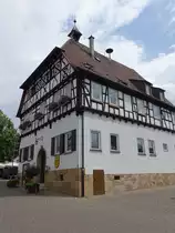 Neckargartach, altes Rathaus an der Mittelstra�e, schmuckvoll verzierter Fachwerkbau aus dem 17. Jahrhundert (24.07.2016)