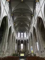 D�nkirchen, Chor der St. Eloi Kirche, Hauptaltar von 1809, Bleiglasfenster von Pierre Gaudin (13.05.2016)