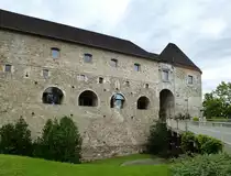 Ljubljana, Haupteingang und Einfahrt zur Burg, rechts der Sch�tzenturm, Juni 2016