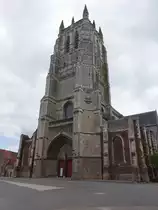 Aire-sur-la-Lys, St. Pierre Kirche, erbaut im 16. Jahrhundert im (sp�tgotischen Flamboyant-Stil (14.05.2016)