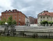 Ljubljana, Blick �ber die Ljubljanica zum Neuen Platz mit Freitreppe und Brunnen, Juni 2016