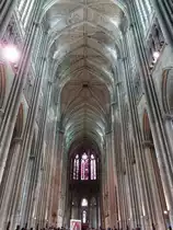 Saint-Quentin, Mittelschiff der Stiftskirche St. Quentin, Glasfenster von 1230 (15.05.2016)