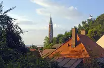 Die Basilika St. Martin in Landshut von Richard-Schirmann-Weg aus gesehen. Aufnahme: 24. Juli 2016.