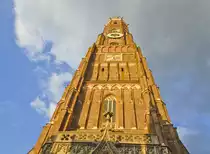 Die Basilika St. Martin in Landshut von unten gesehen. Aufnahme: 24. Juli 2016.