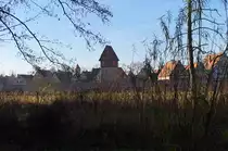 Die  Romantische Stra�e   Entlang der  Romantischen Stra�e  ging unsere Winterreise im Dezember 2015. Auf dem Foto sieht es eher wie im Sommer aus. Wunderbarer Sonnenschein begleitete uns am 20.12.2015 durch Dinkelsb�hl. Bei den hohen Temperaturen war an Winter nicht zu denken. Im Tal der W�rnitz hat man einen sch�nen Blick auf die Stadtmauer und die Stadtkulisse von Dinkelsb�hl.