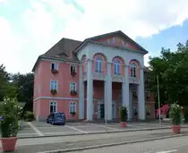 Kehl am Rhein, das Rathaus der ca. 35.000 Einwohner z�hlenden Stadt, erbaut 1815 im Weinbrennerstil, 1921 umgebaut und erweitert, Juli 2016