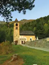 Pontresina, Kirche Sta. Maria. Turm romanisch. Ber�hmt ist das Geb�ude wegen der Fresken aus dem 12. und 15. Jahrhundert. Aufnahme vom 05. Okt. 2015, 16:57