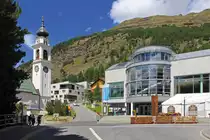 Pontresina, ref. Kirche San Nicul�, Barockbau von 1640. Daneben das Kongress- & Kulturzentrum Rondo, erbaut 1995-97. Aufnahme vom 02. Aug. 2015, 14:00