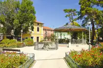 Park am Drevored 1. maja in Izola. Aufnahme: 29. Juli 2016.