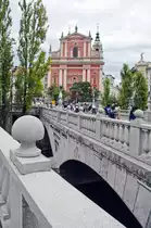 Die Mari�-Verk�ndigung-Kirche (Slowenisch: Cerkev Marijinega oznanjenja) oder Franziskanerkirche (Franči�kanska cerkev) befindet sich auf dem Pre�erenplatz in Ljubljana (Laibach). Aufnahme: 1. August 2016.